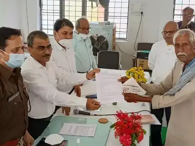 Hamirpur News: हमीरपुर में राशन कार्ड के लिए भटक रहा था 70 साल का बुजुर्ग, DM ने 10 मिनट में बुजुर्ग को दिया राशन कार्ड