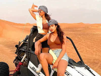 दुबई के रेगिस्तान में मस्ती करती जाह्नवी-खुशी ने बढ़ा दिया पारा, तो चाचू संजय कपूर ने तस्वीरों पर मारा ये रिएक्शन 