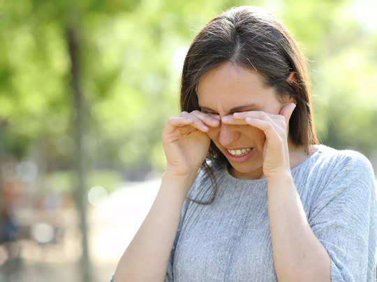 Eye care Tips: स्मॉग और वायु प्रदूषण से आंखों में होने लगी है जलन, तो ये उपाय करेंगे दवा जैसा काम 