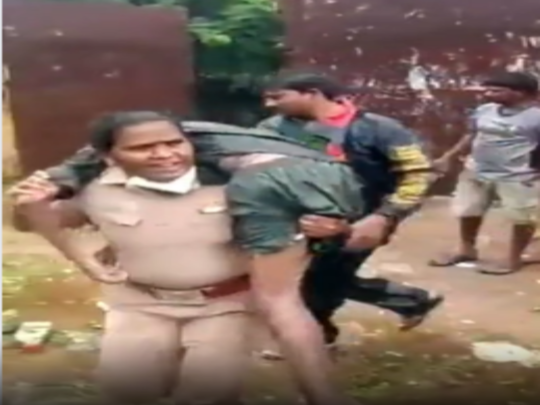 Inspector E Rajeshwari Video Viral: कमर तक पानी में घुसकर, बेहोश शख्स को कंधे में लादकर ऑटो में लिटाया, पूरा देश सलाम कर रहा है इस 'बाहुबली' की 