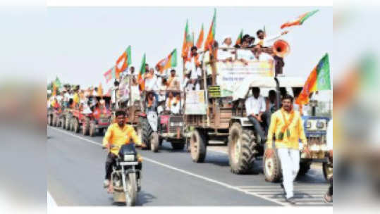 भरपाईच्या मागणीसाठी शेतकऱ्यांचा ट्रॅक्टर मोर्चा