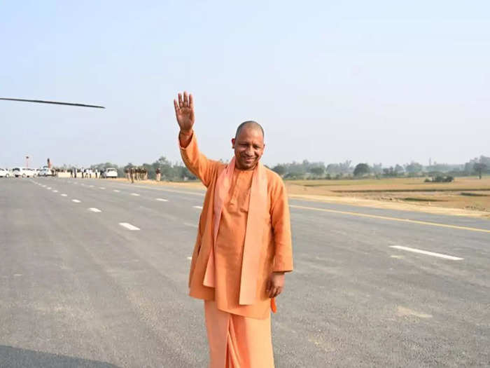 cm yogi adityanath: पूर्वांचल एक्सप्रेस-वे का CM योगी ने किया निरीक्षण;  बोले- कल इस बात का प्रमाण मिलेगा कि कैसे काम करती डबल इंजन की सरकार? - cm  yogi ...