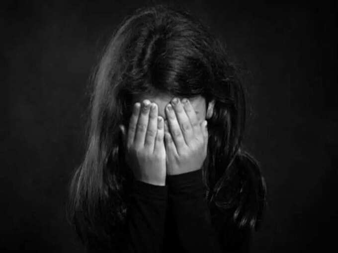 child sexual abuse in tamil: குழந்தைகளை தொடாமலும் பாலியல் துஷ்பிரயோகம் செய்ய முடியும்? பாதுகாப்பதும் மீட்பதும் எப்படி, ஆலோசகர் வழிகாட்டுதல்! 6 samayam tamil Tamil News Spot