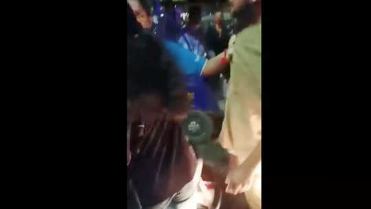 Video व्हायरल; भर रस्त्यात महिलेने कॅब चालकाची कॉलर पकडली, कानफटात मारल्या