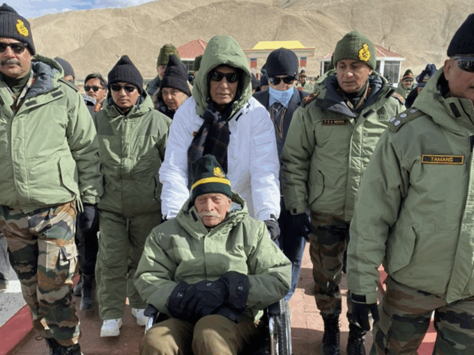 1962 युद्ध के हीरो ब्रिगेडियर आर वी जतर (रिटायर्ड) को व्हीलचेयर पर ले जाते राजनाथ सिंह