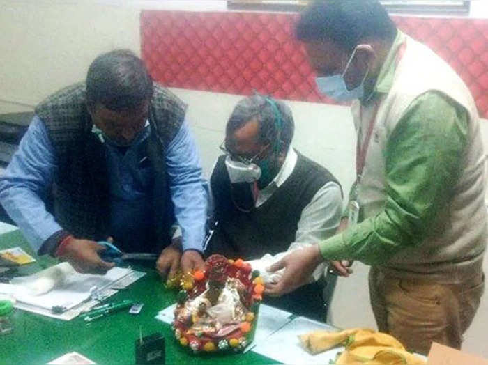 agra doctors bandaged the broken arm of krishna idol after priest made a request