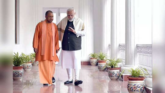 pm modi and cm yogi photo : PM मोदींनी योगींच्या कानात काय सांगितले? राजनाथ सिंहांनी केले उघड