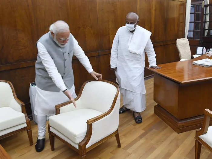 pulled the chair himself, made former pm deve gowda sit and pm modi gave a big message for farmers