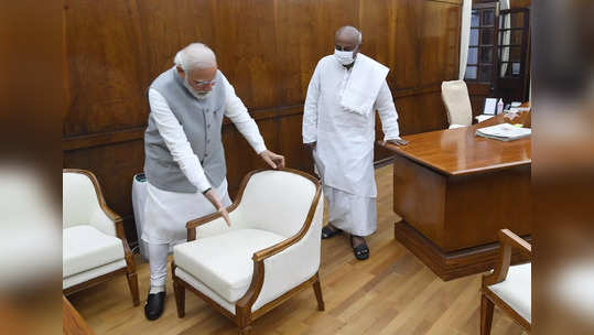 pm modi met former pm hd devegowda : PM मोदींनी माजी पंतप्रधानांना स्वतः दिली खुर्ची, कृतीतून दिला 'हा' संदेश