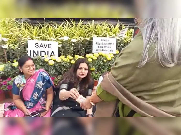 jaya bachchan gave chocolate treat to protest mps in parliament