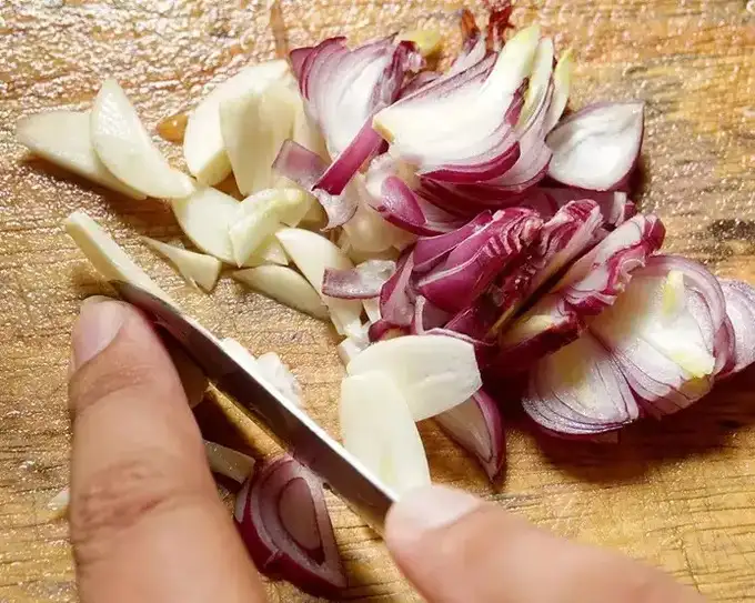 இரண்டு அல்லது மூன்று பூண்டு பல்லை எடுத்து சிறிது உப்பு மற்றும் மிளகு