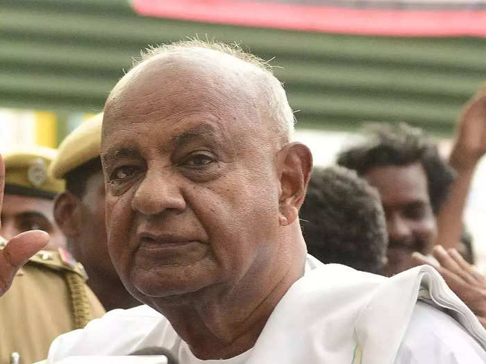 when former pm h d deve gowda lashed out at sitaram kesri