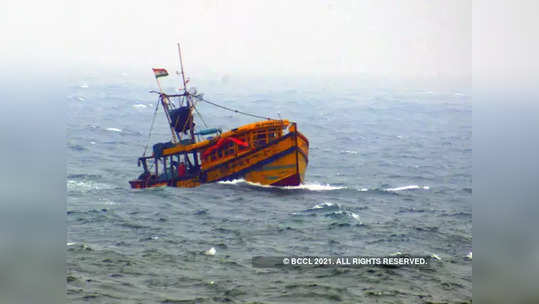 fishermen missing : समुद्रात मोठी दुर्घटना... १५ बोटी बुडाल्याची भीती... ८ ते १० मच्छिमार बेपत्ता...