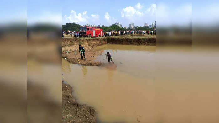 मैदानात पाण्याने भरला होता मोठा खड्डा; तेथे दोघे पोहायला गेले आणि...