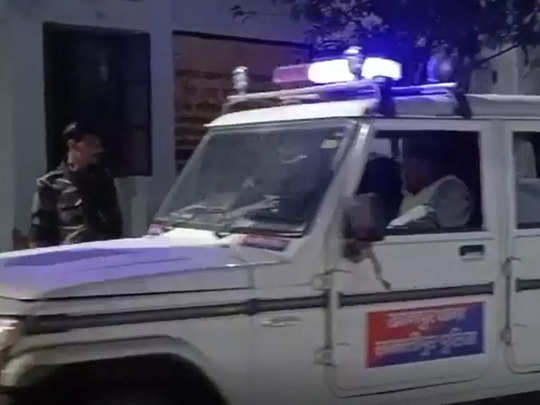 Samastipur News : शराब की सूचना पर छापेमारी करने पहुंची पुलिस टीम पर हमला, जवाबी फायरिंग में एक युवक जख्मी 