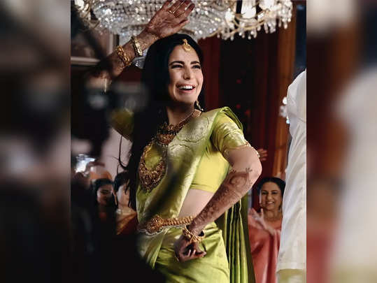 katrina kaif flaunting her mehendi: Katrina Kaif dancing and Flaunting her  Mehendi here is the truth behind actress latest viral photo on social  media: कटरीना कैफ के हाथों में दुल्हन वाली मेहंदी,