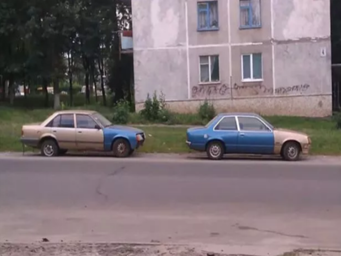 दो कार और दो रंग!