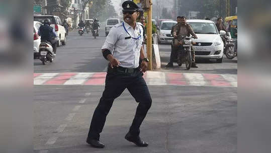 Video: ‘या’ पोलिसाची मौजच न्यारी; शिट्टी नव्हे ‘Moonwalk’ करून करतो ट्राफिक कंट्रोल