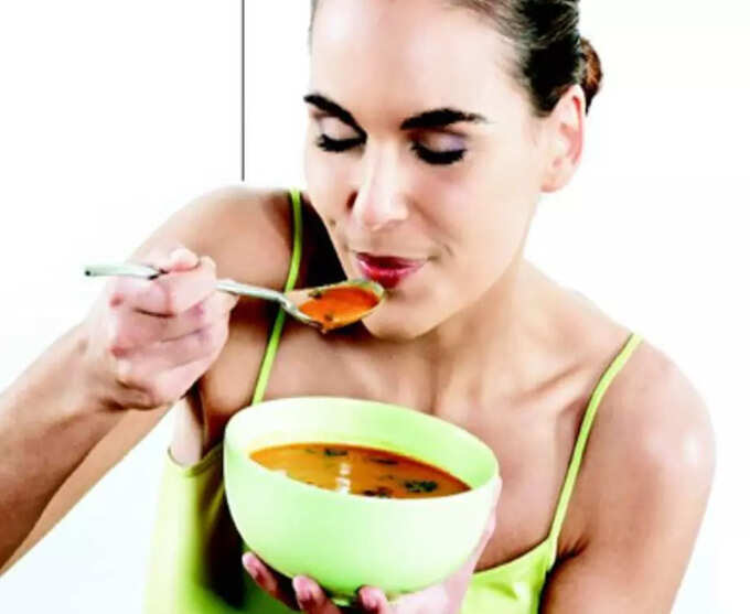 karpooravalli soup for cough: cold soup : மூக்கடைப்போடு சளி வெளியே வரலன்னா இரண்டு வேளை இந்த சூப் குடிங்க! சளி மொத்தமா வெளியேறும்! 2 samayam tamil Tamil News Spot