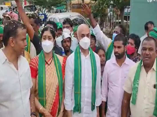 mp galla jayadev: Amaravati రైతుల పాదయాత్రలో టీడీపీ ఎంపీ.. జై అమరావతి.. జైజై అమరావతి అంటూ నినాదాలు..! - guntur mp galla jayadev supports amaravati farmers mahapadayatra in renigunta | Samayam Telugu