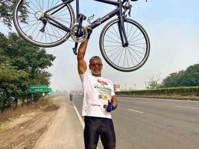 मिलिंद सोमन साइकिल से मुंबई से पहुंचे दिल्ली, 10 दिन में की 1000 किलोमीटर से अधिक दूरी तय 