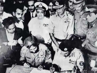 50 years of 1971 Victory : वह देखो, वहां है सा** नियाजी... जब भारतीय सेना ने पाकिस्तानी जनरल को जान लेने पर उतारू भीड़ से बचाया 