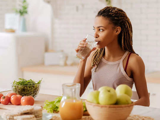 drinking water before food, water benefits: சாப்பிடும் முன்னும் பின்னும் தண்ணீர்  குடிப்பது நல்லதா? அப்படி செய்தால் என்னென்ன பக்க விளைவுகள் வரும்... - side  effects ...