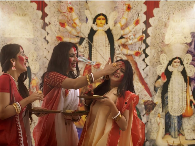 दुर्गा पूजा के दौरान बदल जाता है बंगाल