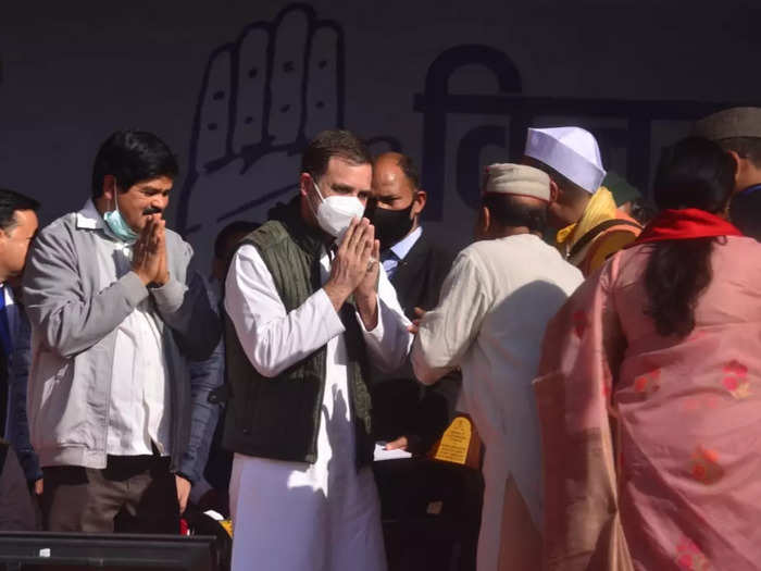 rahul gandhi congress: देहरादून में कांग्रेस की विजय सम्मान रैली में राहुल  गांधी ने कराया मंत्रोच्चार, Rahul Gandhi made vedic chants in rally of  dehradun - Navbharat Times