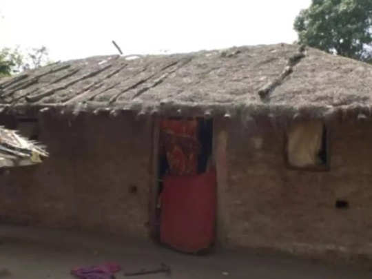 एमपी में प्रधानमंत्री आवास के नाम पर बनाकर दे दी झोपड़ियां, आदिवासियों से रिश्वत में रुपये और चिकन लिए 