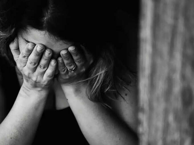 emotionally abusive symptoms in tamil: emotional abuse : உடல்ரீதியிலான தாக்குதலை காட்டிலும் உணர்ச்சி ரீதியிலான தாக்குதல் மோசமானது? அதன் அறிகுறி இப்படிதான் இருக்கும்! 6 samayam tamil Tamil News Spot