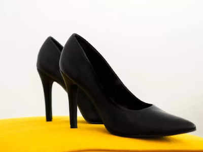 वेस्टर्न ड्रेस के साथ इन Black Sandals को पहनकर मिलेगा ट्रेंडी लुक, 3.5 इंच तक की हील में हैं उपलब्ध 