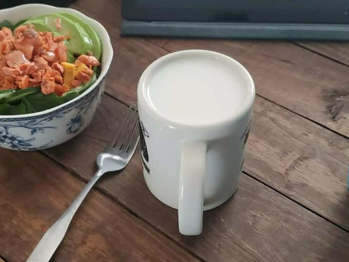 ये कप उल्टा है या दूध से भरा...