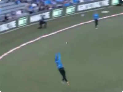 वीडियो: फील्डर ने बाउंड्री लाइन पर एक हाथ से पकड़ा अद्भुत कैच, बल्लेबाज हैरान, भारी मन से लौटा पवेलियन 