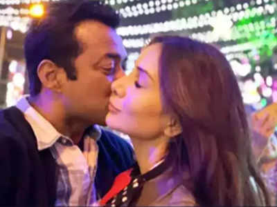 क्र‍िसमस पर किम शर्मा और लिएंडर पेस ने किया एक-दूजे को Kiss, रोमांटिक जश्‍न की तस्‍वीरें 