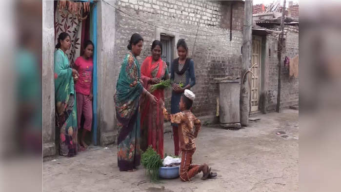 १३ वर्षीय अंकुश राजवाडे भाजीपाला विकून वडिलांना मदत करतो. 