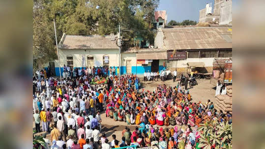 मरणानंतरही हाल! महिलेची अंत्ययात्रा स्मशानभूमीऐवजी ग्रामपंचायत कार्यालयात, कारण...