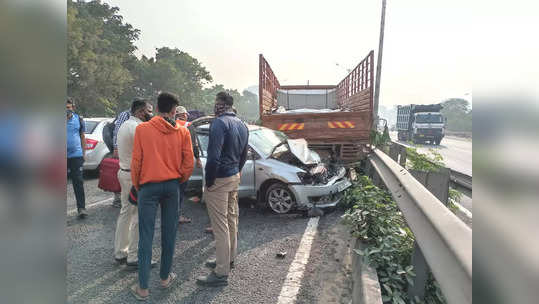 अत्यंत दुर्दैवी! रस्त्यावर उभा असलेला ट्रक अचानक मागे आला आणि...