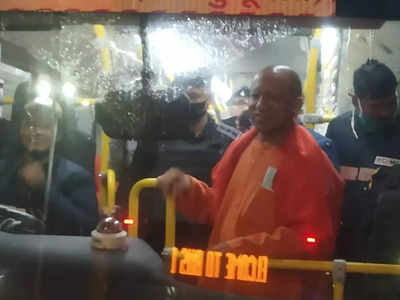 Yogi Adityanath: इलेक्ट्रिक बसों को CM योगी ने दिखाई हरी झंडी, फिर गोरखनाथ मंदिर तक किया सफर 
