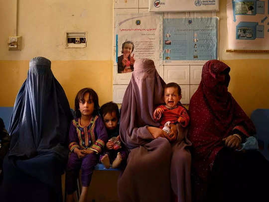 अफगानिस्तान में लगी बच्चों की मंडी, भूखे मां-बाप अपनी संतानें बेचने को मजबूर! 