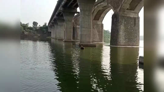 कॉलेजमधील तरुणीने नदीत मारली उडी; शोध घेण्यास अपयश आल्याने गूढ कायम