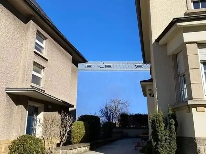 आसमान और दीवार का महीन फर्क