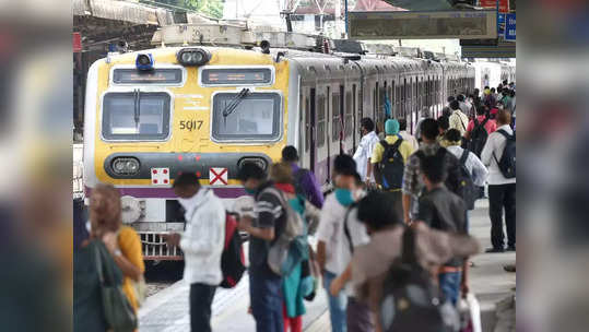 Mumbai Local Train Corona : मुंबईच्या लोकलमधून फिरताहेत करोना सुपर स्प्रेडर, धोक्याची घंटा