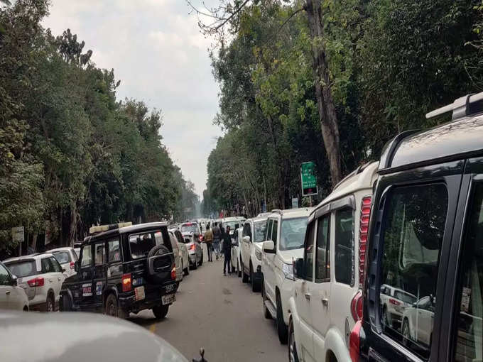 Road full of politicians' vehicles
