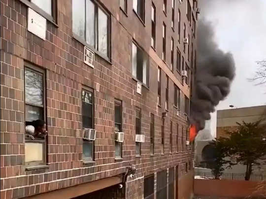 Video: न्यूयॉर्क में 30 साल में सबसे भीषण हादसा, बिल्डिंग में आग लगने से 9 बच्‍चों समेत 19 की मौत 