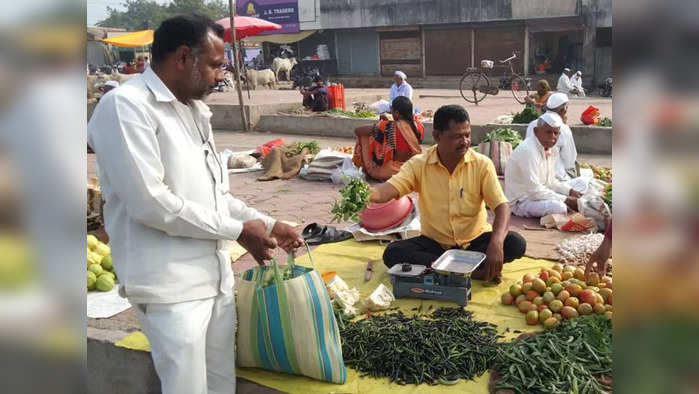 एसटी कंडक्टरनं सुरू केली भाजीविक्री