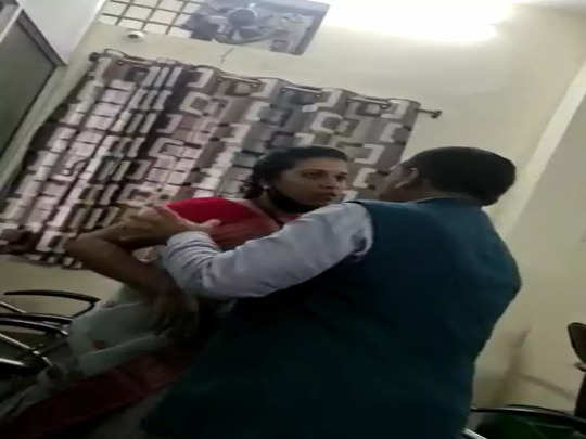 Chhattisgarh News: रायगढ़ में महिला कांग्रेस की जिला अध्यक्ष और वार्ड पार्षद के बीच हाथापाई, जमकर हुई गाली-गलौज 