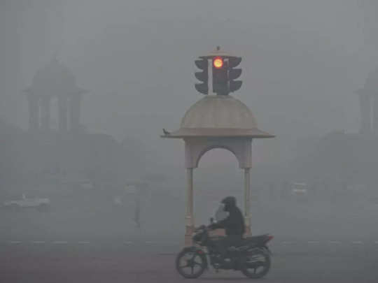 Delhi IMD Weather Update: दिल्ली में बादलों के कारण ठंड से राहत, आगे गिर सकता है पारा 