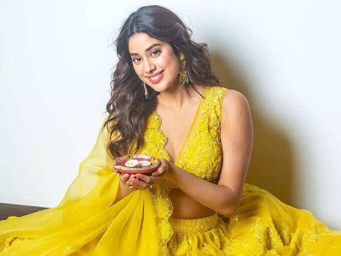 janhvi kapoor in yellow torani lehenga: Janhvi Kapoor sexy look in this yellow torani lehenga set - जाह्नवी कपूर को हल्के कपड़े की चोली में देख खुला रह गया लोगों का मुंह -