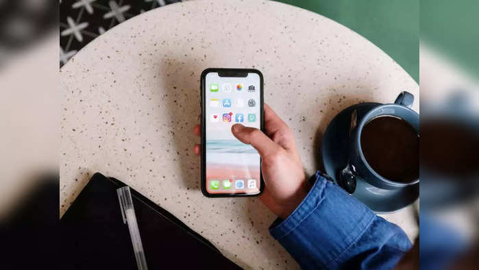 Smartphone Mistakes: स्मार्टफोन वापरताना या १० चुका पडतील महागात, आर्थिक फटक्यासह होणार  आरोग्याचेही नुकसान, पाहा डिटेल्स